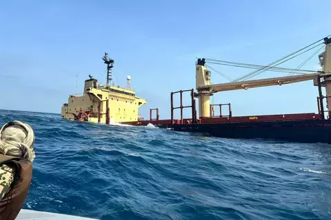 غارات أمريكية بريطانية على مواقع حوثية غرب اليمن غارات أمريكية بريطانية على مواقع حوثية غرب اليمن
