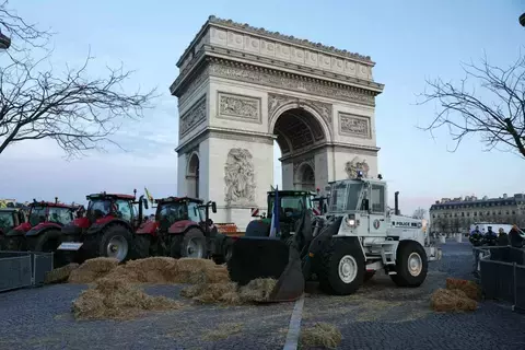 مزارعون يقطعون طرقاً في فرنسا.. والشرطة تعتقل العشرات مزارعون يقطعون طرقاً في فرنسا.. والشرطة تعتقل العشرات