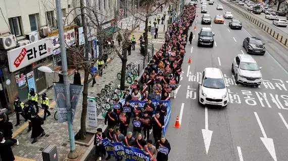 كوريا الجنوبية تهدد الأطباء المضربين.. العودة إلى العمل أو العقوبات كوريا الجنوبية تهدد الأطباء المضربين.. العودة إلى العمل أو العقوبات