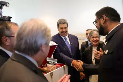 بعد أشهر من التوتر.. زعيما فنزويلا وغويانا يتبادلان الهدايا بعد أشهر من التوتر.. زعيما فنزويلا وغويانا يتبادلان الهدايا