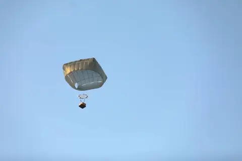 واشنطن: إنزال المساعدات جواً في غزة ليست بديلاً لإدخالها براً واشنطن: إنزال المساعدات جواً في غزة ليست بديلاً لإدخالها براً