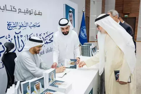توقيع «إضاءات في مسيرة رجل الإنسانية» بجامعة «محمد بن زايد» توقيع «إضاءات في مسيرة رجل الإنسانية» بجامعة «محمد بن زايد»