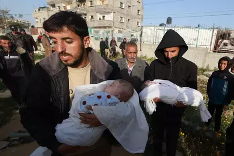 فيديو | ولدا وماتا خلال حرب غزة.. دفن توأمين رضيعين في رفح فيديو | ولدا وماتا خلال حرب غزة.. دفن توأمين رضيعين في رفح