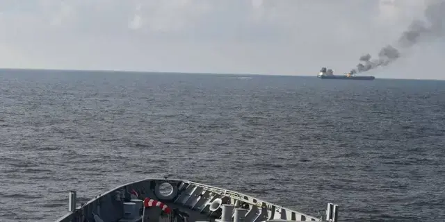 هجوم يستهدف سفينة شحن ترفع علم ليبيريا قبالة السواحل اليمنية هجوم يستهدف سفينة شحن ترفع علم ليبيريا قبالة السواحل اليمنية