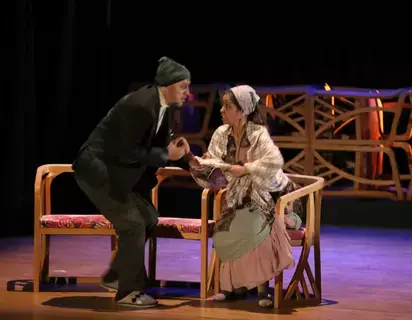 «الكراسي».. عرض يبحث عن المعنى «الكراسي».. عرض يبحث عن المعنى