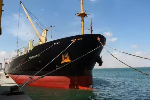 الحوثيون يستهدفون سفينة شحن إسرائيلية الحوثيون يستهدفون سفينة شحن إسرائيلية