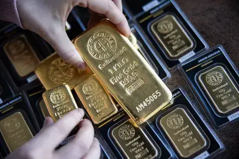 الذهب يواصل بناء القمم.. والأونصة تتجاوز 2160 دولاراً الذهب يواصل بناء القمم.. والأونصة تتجاوز 2160 دولاراً