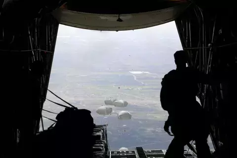 الجيش الأمريكي ينفذ ثالث إنزال جوي للمساعدات في غزة الجيش الأمريكي ينفذ ثالث إنزال جوي للمساعدات في غزة