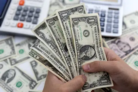الدولار يتراجع بعد تصريحات رئيس «المركزي الأمريكي» بشأن الفائدة الدولار يتراجع بعد تصريحات رئيس «المركزي الأمريكي» بشأن الفائدة