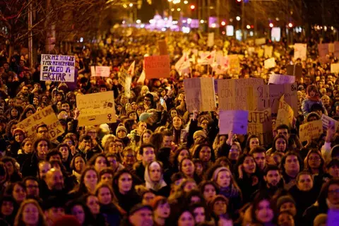 في يومهن العالمي.. آلاف النساء يتظاهرن في مدريد في يومهن العالمي.. آلاف النساء يتظاهرن في مدريد