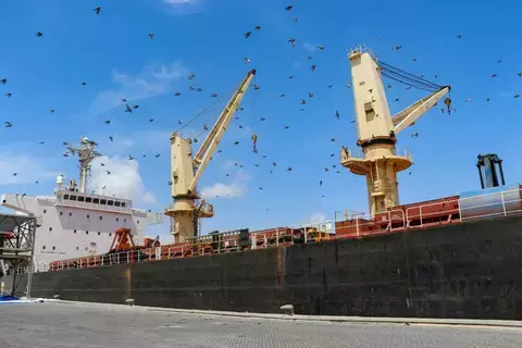 الحوثيون يصعّدون بأكبر هجوم على سفن ومدمّرات بالبحر الأحمر الحوثيون يصعّدون بأكبر هجوم على سفن ومدمّرات بالبحر الأحمر