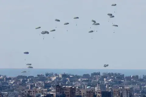 الجيش الأمريكي: نفذنا مع الأردن إنزالاً جوياً جديداً للمساعدات على غزة الجيش الأمريكي: نفذنا مع الأردن إنزالاً جوياً جديداً للمساعدات على غزة