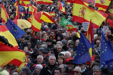 الأوروبيون يستعدون لتجديد برلمانهم ويخشون «سيناريو ترامب» الأوروبيون يستعدون لتجديد برلمانهم ويخشون «سيناريو ترامب»