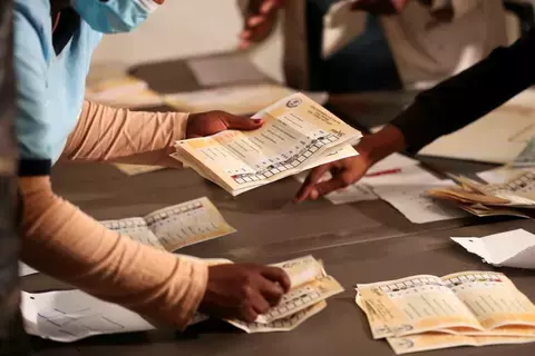 بريتوريا تعرب عن دهشتها إزاء طلب المعارضة مراقبين أمريكيين للانتخابات العامة بريتوريا تعرب عن دهشتها إزاء طلب المعارضة مراقبين أمريكيين للانتخابات العامة
