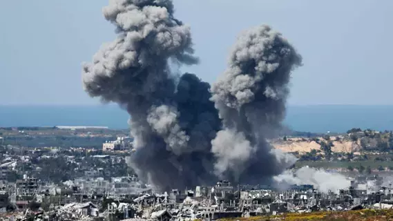 مقتل 7 موظفين في منظمة «وورلد سنترال كيتشن» بقصف إسرائيلي وسط غزة مقتل 7 موظفين في منظمة «وورلد سنترال كيتشن» بقصف إسرائيلي وسط غزة