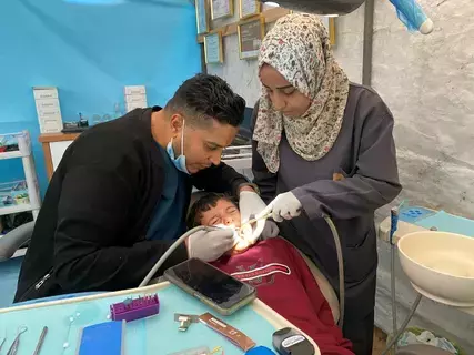 «دمرت إسرائيل عيادته».. طبيب أسنان في غزة يداوي مرضاه في خيمة «دمرت إسرائيل عيادته».. طبيب أسنان في غزة يداوي مرضاه في خيمة