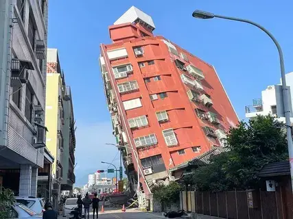 سباق مع الزمن في تايوان لإنقاذ المحاصرين جراء الزلزال سباق مع الزمن في تايوان لإنقاذ المحاصرين جراء الزلزال