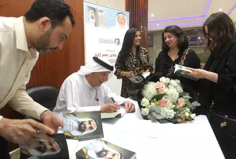 عبد الغفار حسين يوقّع كتابه «شاهد على عصر زايد» عبد الغفار حسين يوقّع كتابه «شاهد على عصر زايد»