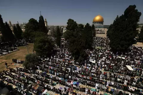 إسرائيل تطلق قنابل الغاز على المصلين في المسجد الأقصى إسرائيل تطلق قنابل الغاز على المصلين في المسجد الأقصى
