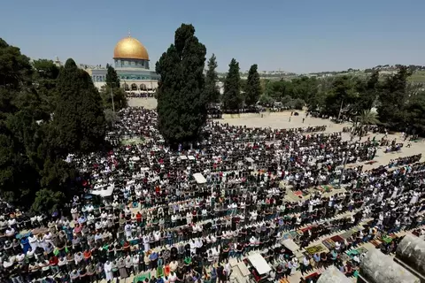 120 ألفاً يؤدون صلاة الجمعة الأخيرة من رمضان في الأقصى 120 ألفاً يؤدون صلاة الجمعة الأخيرة من رمضان في الأقصى