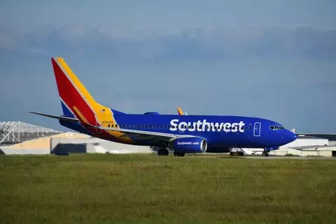 أزمات بوينغ 737 لا تتوقف.. إلغاء إقلاع طائرة بسبب حريق في المحرك أزمات بوينغ 737 لا تتوقف.. إلغاء إقلاع طائرة بسبب حريق في المحرك