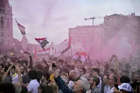 المجر.. الآلاف يتظاهرون ضد رئيس الوزراء فيكتور أوربان المجر.. الآلاف يتظاهرون ضد رئيس الوزراء فيكتور أوربان
