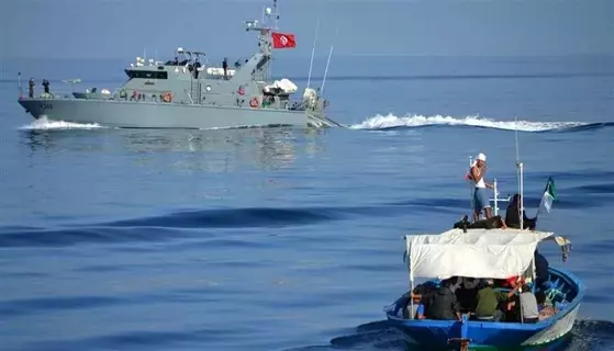 خفر السواحل التونسي ينتشل جثث 13 مهاجراً وينقذ المئات خفر السواحل التونسي ينتشل جثث 13 مهاجراً وينقذ المئات