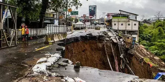 19 قتيلاً في حادث انزلاق تربة في إندونيسيا 19 قتيلاً في حادث انزلاق تربة في إندونيسيا