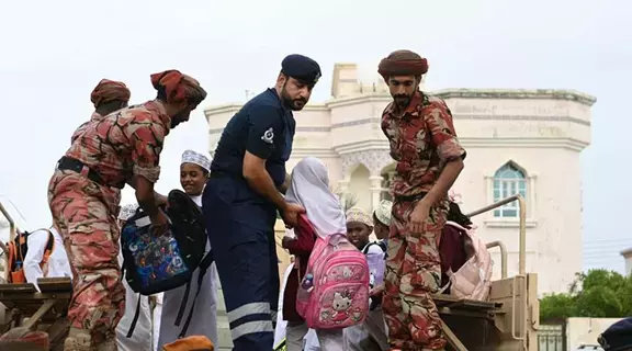 السلطنة تُعلق الدراسة بعد وفاة 12 شخصاً جراء الأمطار الغزيرة السلطنة تُعلق الدراسة بعد وفاة 12 شخصاً جراء الأمطار الغزيرة