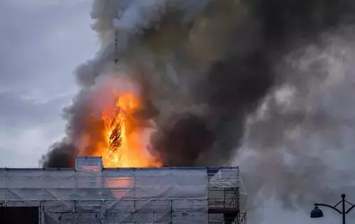 (بالصور) حريق ضخم في مبنى بورصة كوبنهاغن.. يلتهم البرج التاريخي (بالصور) حريق ضخم في مبنى بورصة كوبنهاغن.. يلتهم البرج التاريخي