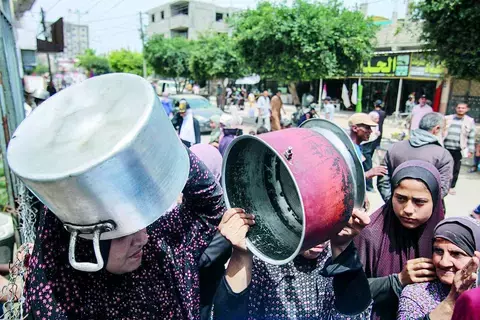 إسرائيل تستهدف فرق تأمين المساعدات وتنسف مربعات سكنية إسرائيل تستهدف فرق تأمين المساعدات وتنسف مربعات سكنية