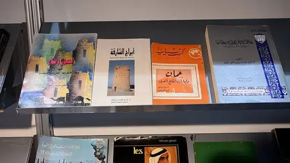 إقبال زوار معرض «أبوظبي للكتاب» على اقتناء الإصدارات القديمة والنادرة إقبال زوار معرض «أبوظبي للكتاب» على اقتناء الإصدارات القديمة والنادرة