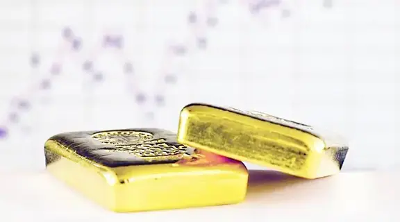 الذهب يتراجع إلى 3306 دولارات للأونصة