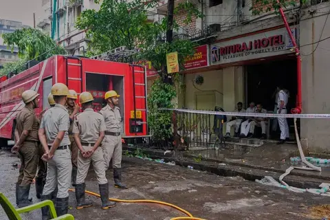 «تحول إلى فرن».. 15 قتيلاً بحريق فندق في الهند «تحول إلى فرن».. 15 قتيلاً بحريق فندق في الهند