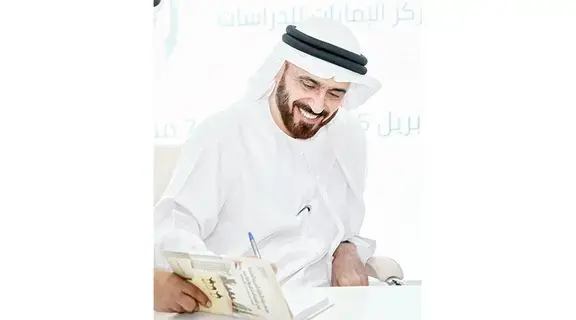 السويدي يوقع كتابه «مجتمع الإمارات»