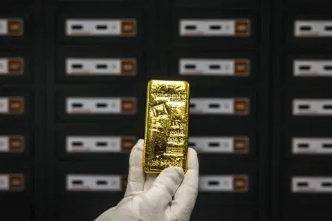 الذهب يواصل التراجع.. وينخفض 2% إلى 3224 دولاراً