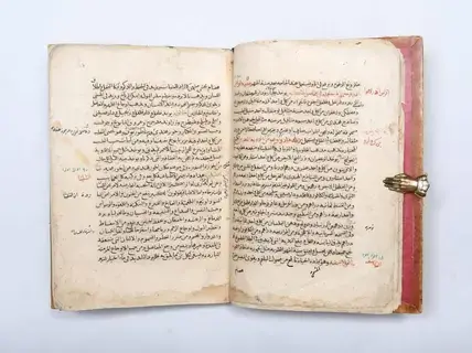 نسخة نادرة من موسوعة ابن سينا الطبية نسخة نادرة من موسوعة ابن سينا الطبية