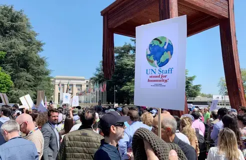 موظفون أمميون يتظاهرون في جنيف احتجاجاً على اقتطاعات التمويل موظفون أمميون يتظاهرون في جنيف احتجاجاً على اقتطاعات التمويل
