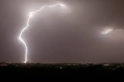 أمطار وعواصف رعدية تضرب نيودلهي.. ومصرع 4 أشخاص أمطار وعواصف رعدية تضرب نيودلهي.. ومصرع 4 أشخاص