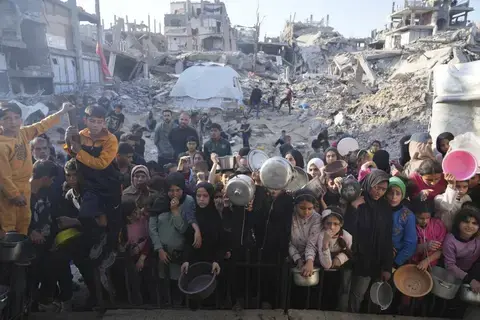 انهيار العمليات الإنسانية في غزة بعد شهرين من الحصار والآلاف مهددون بالموت انهيار العمليات الإنسانية في غزة بعد شهرين من الحصار والآلاف مهددون بالموت