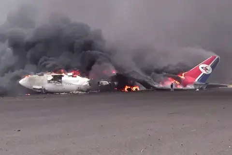 تعليق الرحلات بمطار صنعاء عقب هجوم إسرائيلي تعليق الرحلات بمطار صنعاء عقب هجوم إسرائيلي