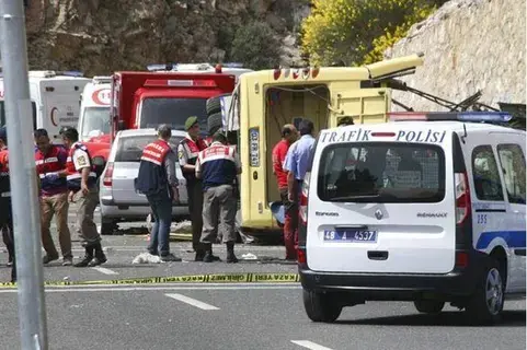 مصرع 8 أشخاص وإصابة 20 آخرين بحادث سير في تركيا مصرع 8 أشخاص وإصابة 20 آخرين بحادث سير في تركيا