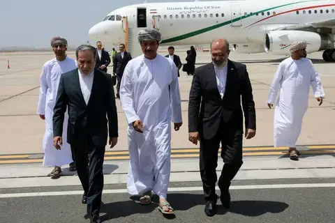 المفاوضات النووية الإيرانية الأمريكية تتجه لبحث «الخطوط الحمر» المفاوضات النووية الإيرانية الأمريكية تتجه لبحث «الخطوط الحمر»