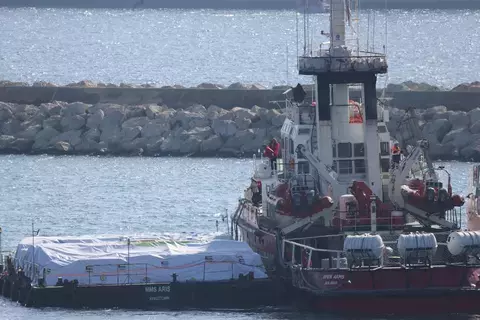 أول سفينة تحمل مساعدات إماراتية تبحر من قبرص إلى غزة عبر الممر البحري الإنساني أول سفينة تحمل مساعدات إماراتية تبحر من قبرص إلى غزة عبر الممر البحري الإنساني