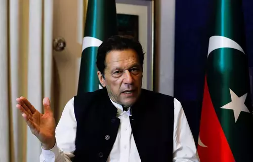 عمران خان يقدم أوراق ترشحه للانتخابات العامة في باكستان
