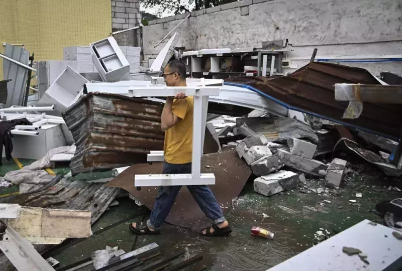 الصور توثق دمار إعصار قوانغتشو الصينية